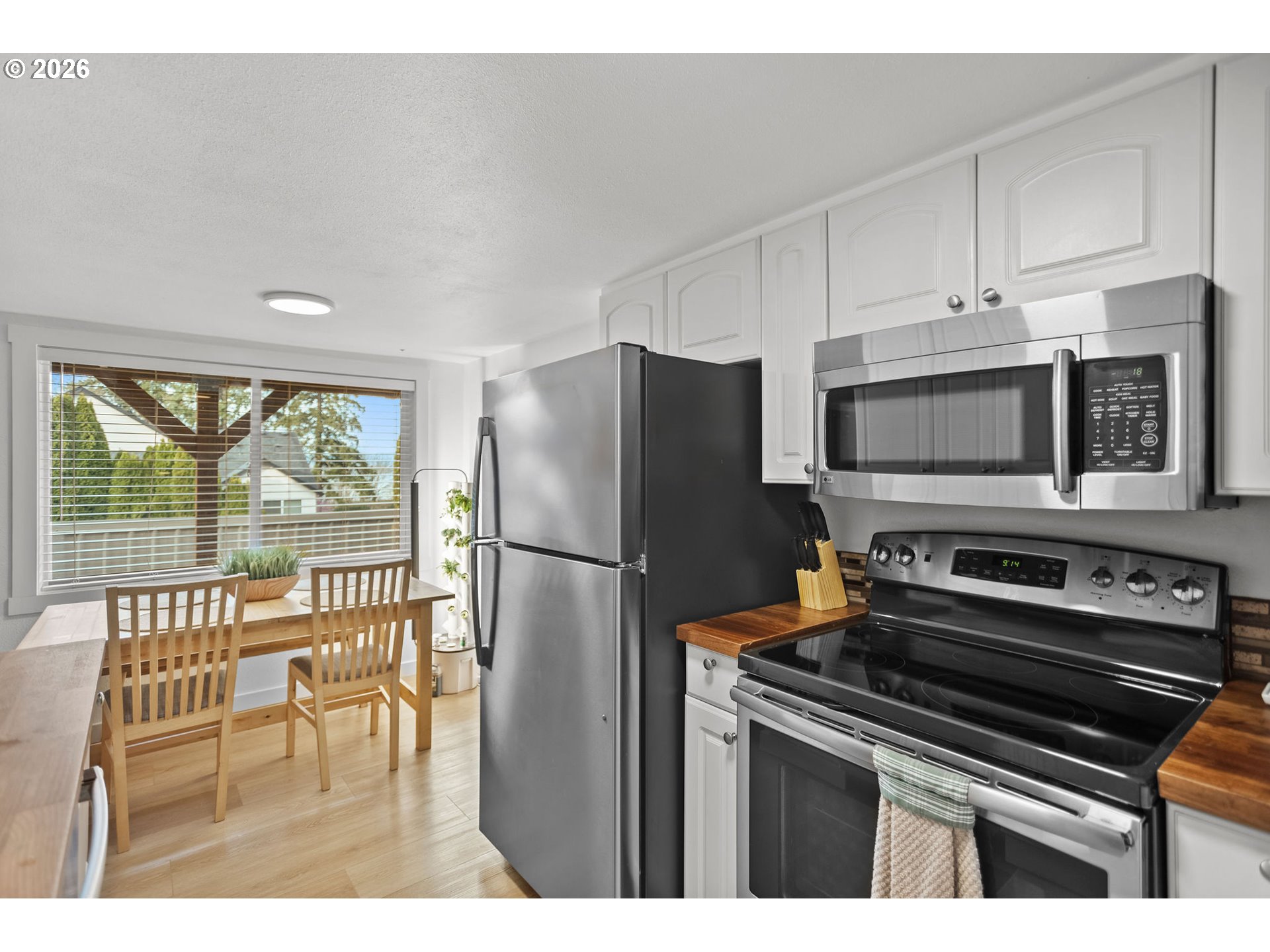 2102 Kelly Road, Unit 9 Vancouver, WA 98665 - Photo 12 of 29 a kitchen with a stove a refrigerator and a dining table