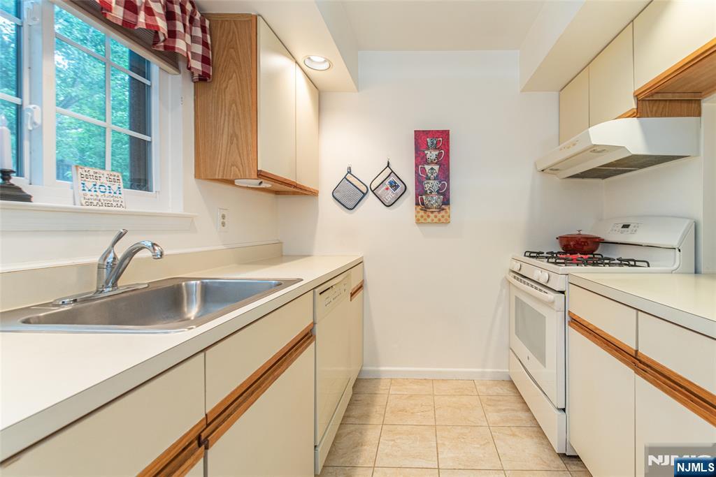 309 Mark Twain Way Mahwah, NJ 07430 - Photo 11 of 21