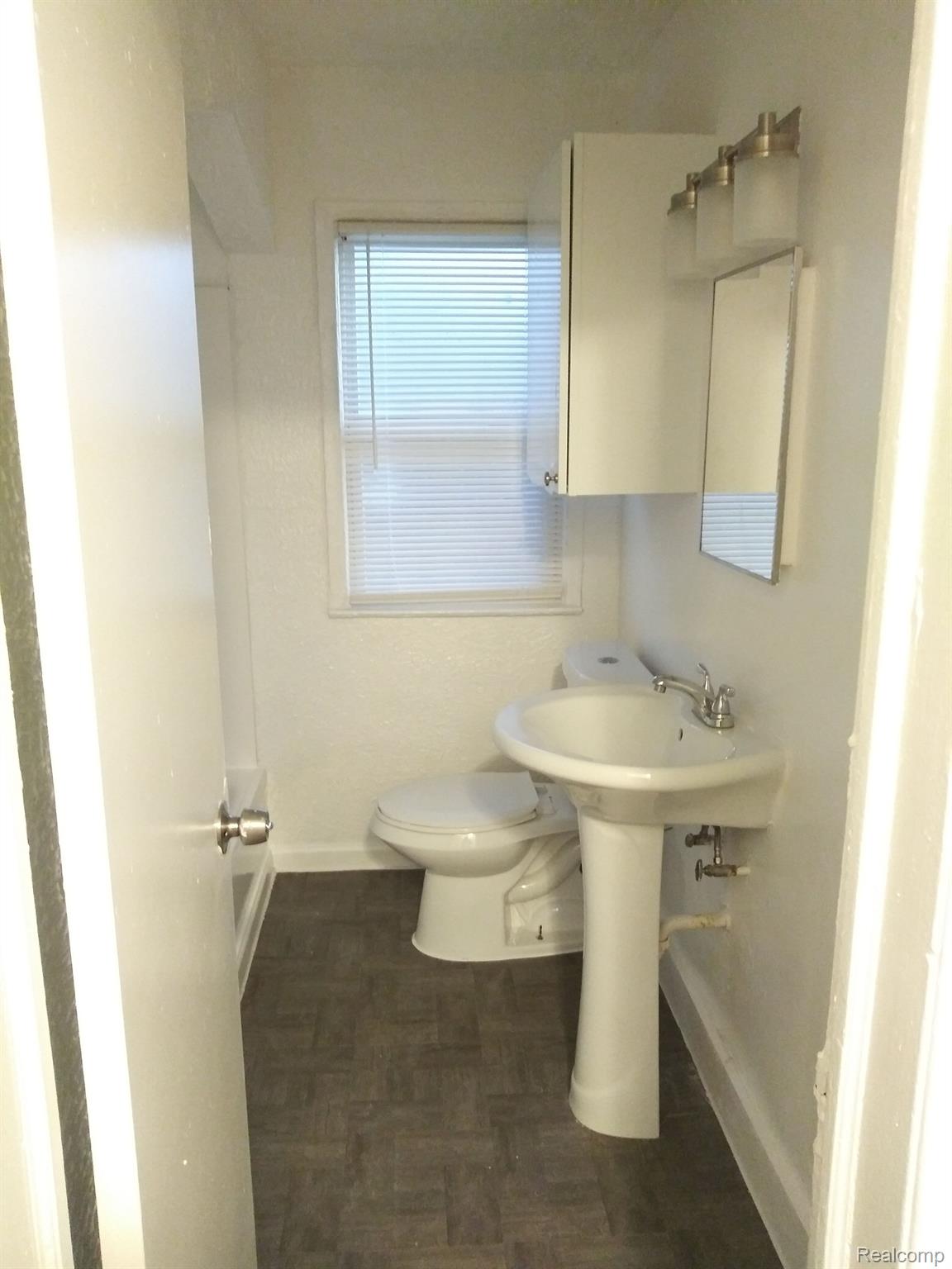 20468 Meyers Road Detroit, MI 48235 - Photo 9 of 17 Bathroom