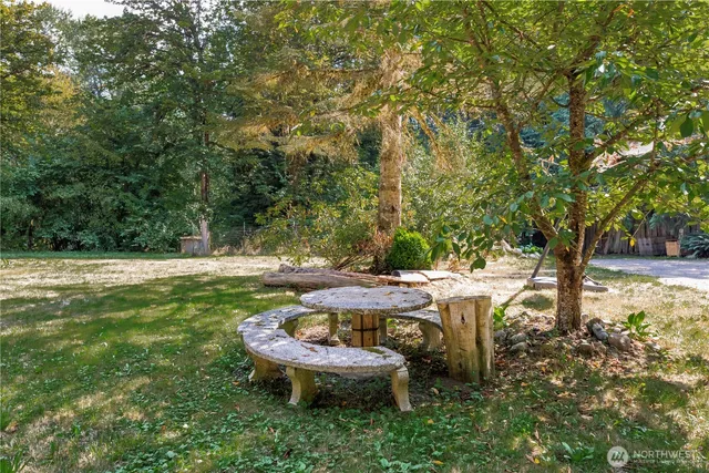 a view of a house with backyard