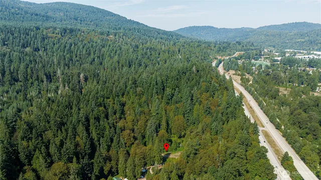 a black and white photo of a room