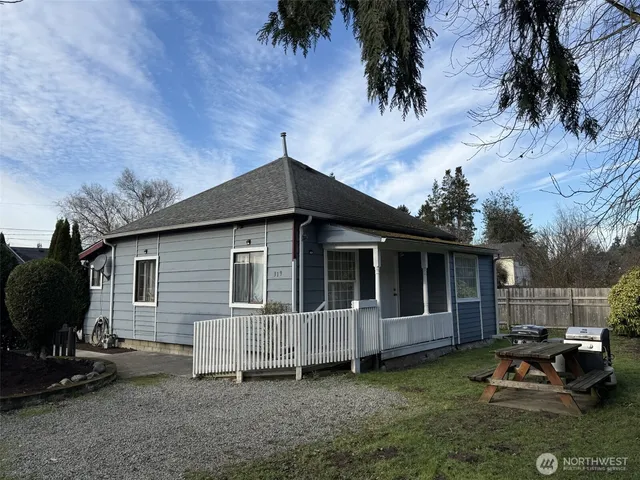 $415,000 | 319 East Section Street, Mount Vernon, WA 98273