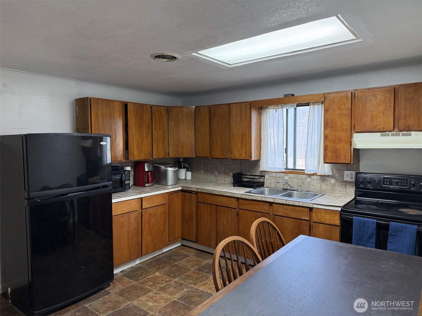 319 East Section Street Mount Vernon, WA 98273 - Photo 11 of 22 a kitchen with a sink stove and refrigerator