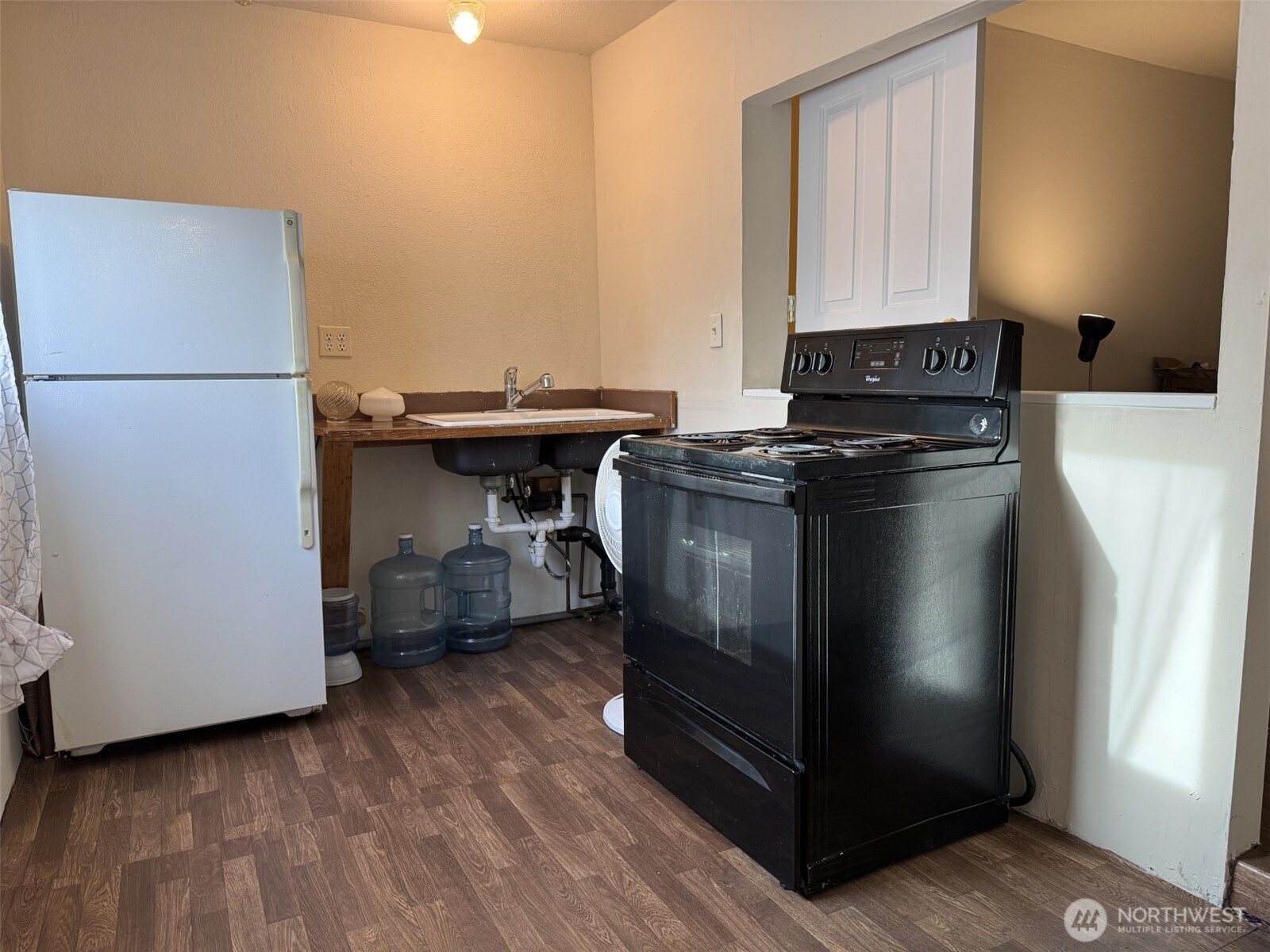 319 East Section Street Mount Vernon, WA 98273 - Photo 18 of 22 a kitchen with a refrigerator and a stove