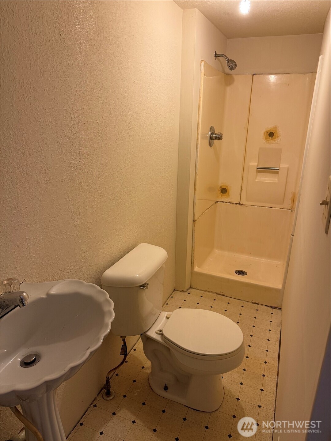 319 East Section Street Mount Vernon, WA 98273 - Photo 20 of 22 a bathroom with a sink a toilet and shower