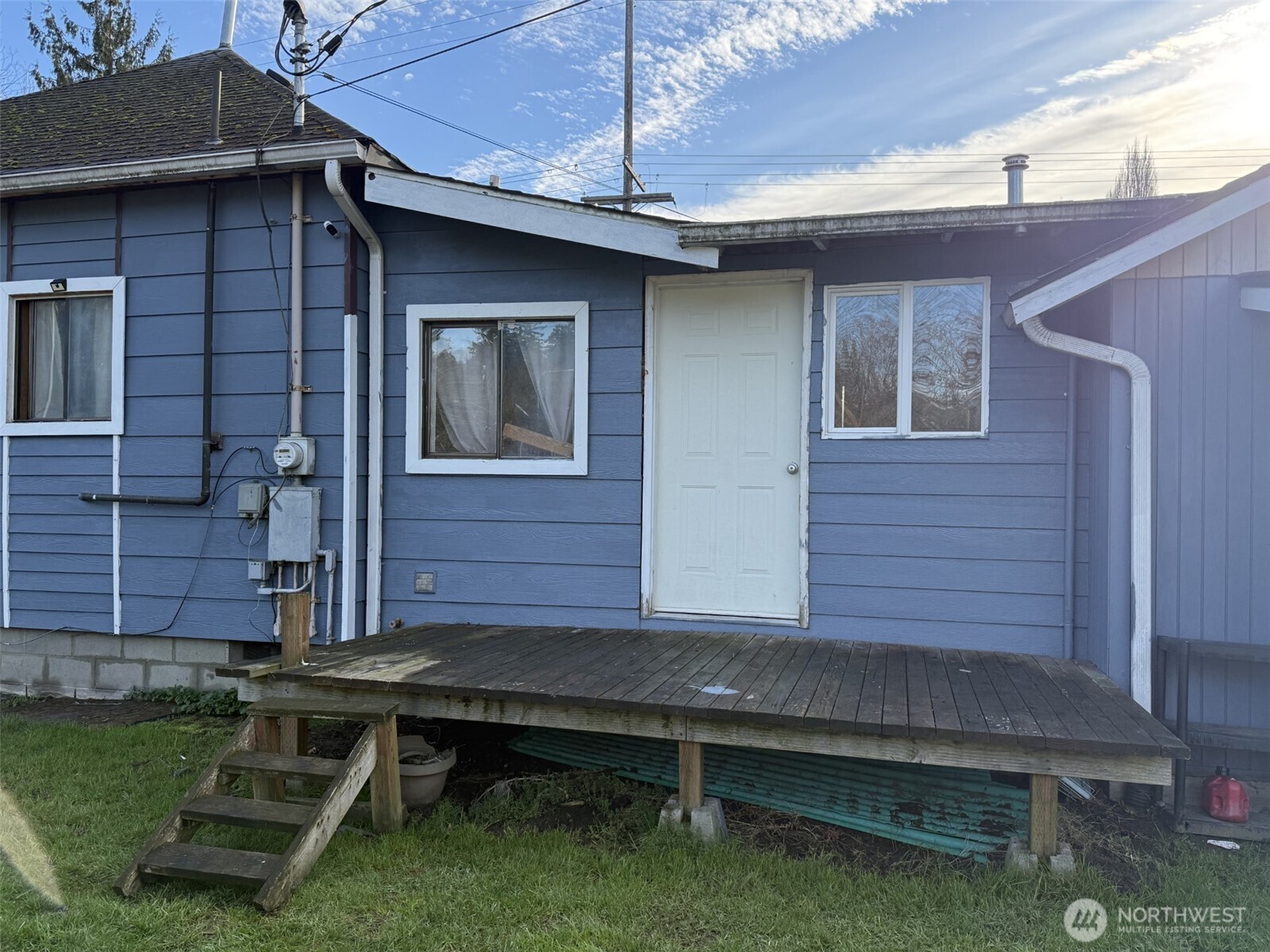 319 East Section Street Mount Vernon, WA 98273 - Photo 3 of 22 a table and chairs sitting in front of a house