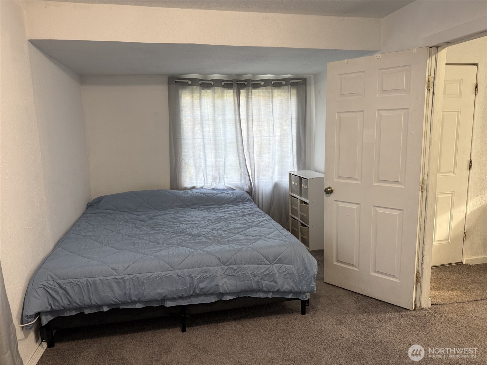 319 East Section Street Mount Vernon, WA 98273 - Photo 8 of 22 a bedroom with a bed and a window