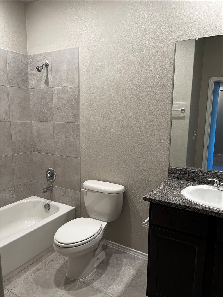 1139 Garland Road Georgetown, TX 78626 - Photo 14 of 14 a bathroom with a granite countertop toilet a sink and bathtub