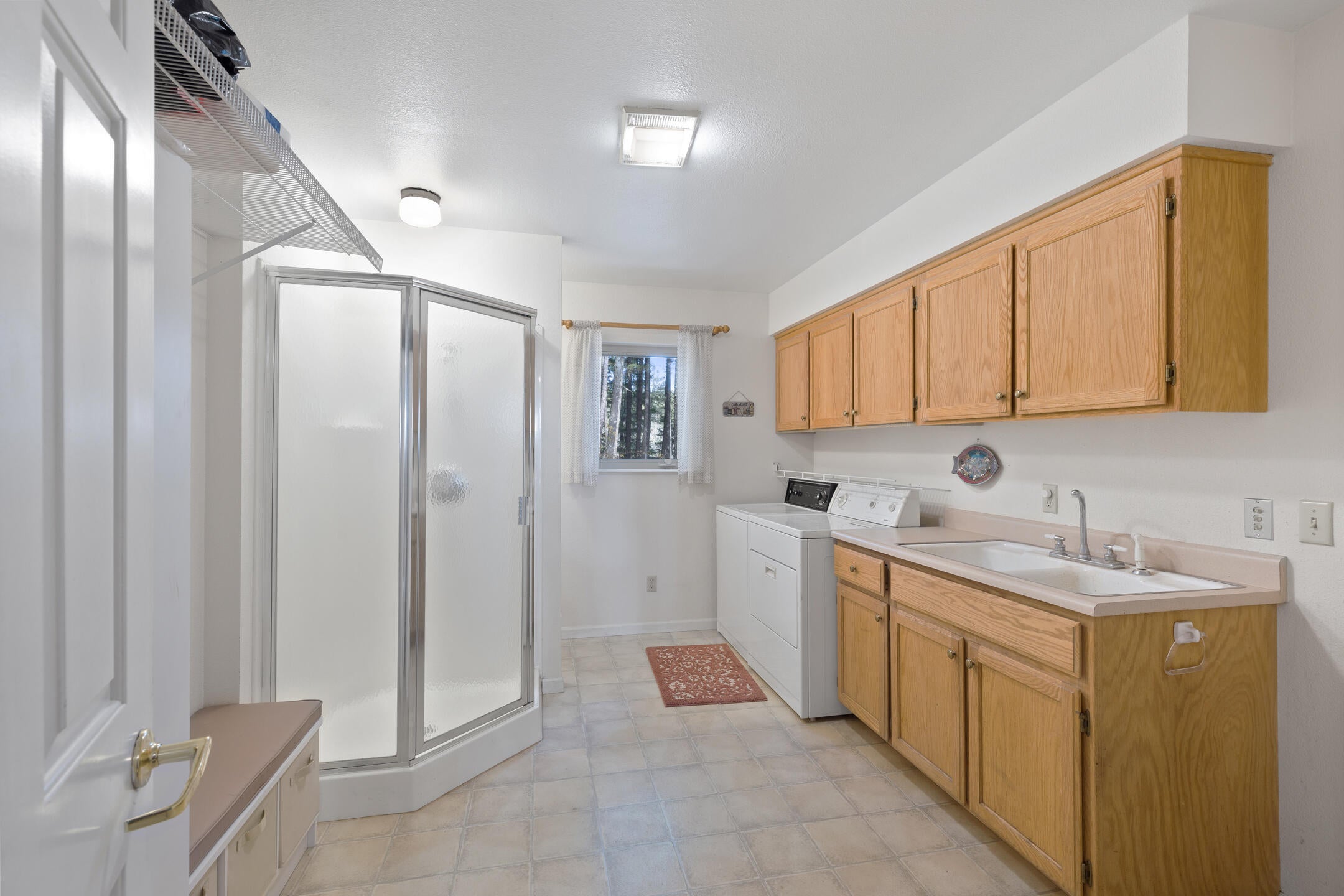 620 Eight Dollar Mountain Road Selma, OR 97538 - Photo 24 of 46 Laundry room with full bath (1/2 bath per listing)