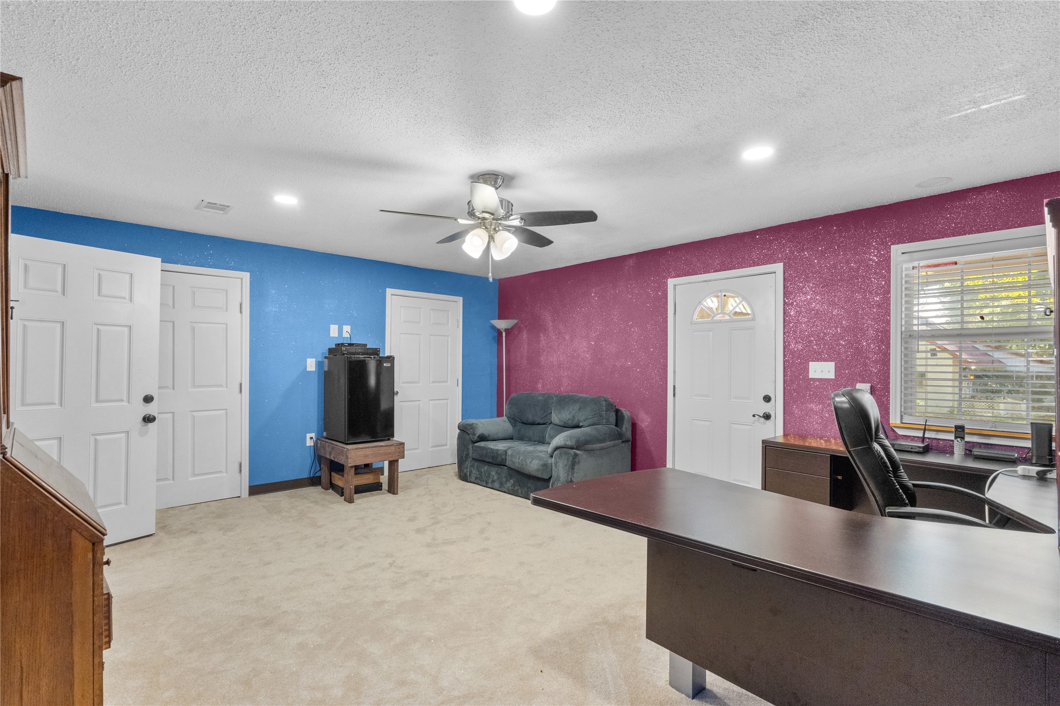 194 County Road 2775 Colmesneil, TX 75938 - Photo 17 of 22 a living room with furniture gym equipment and a chandelier