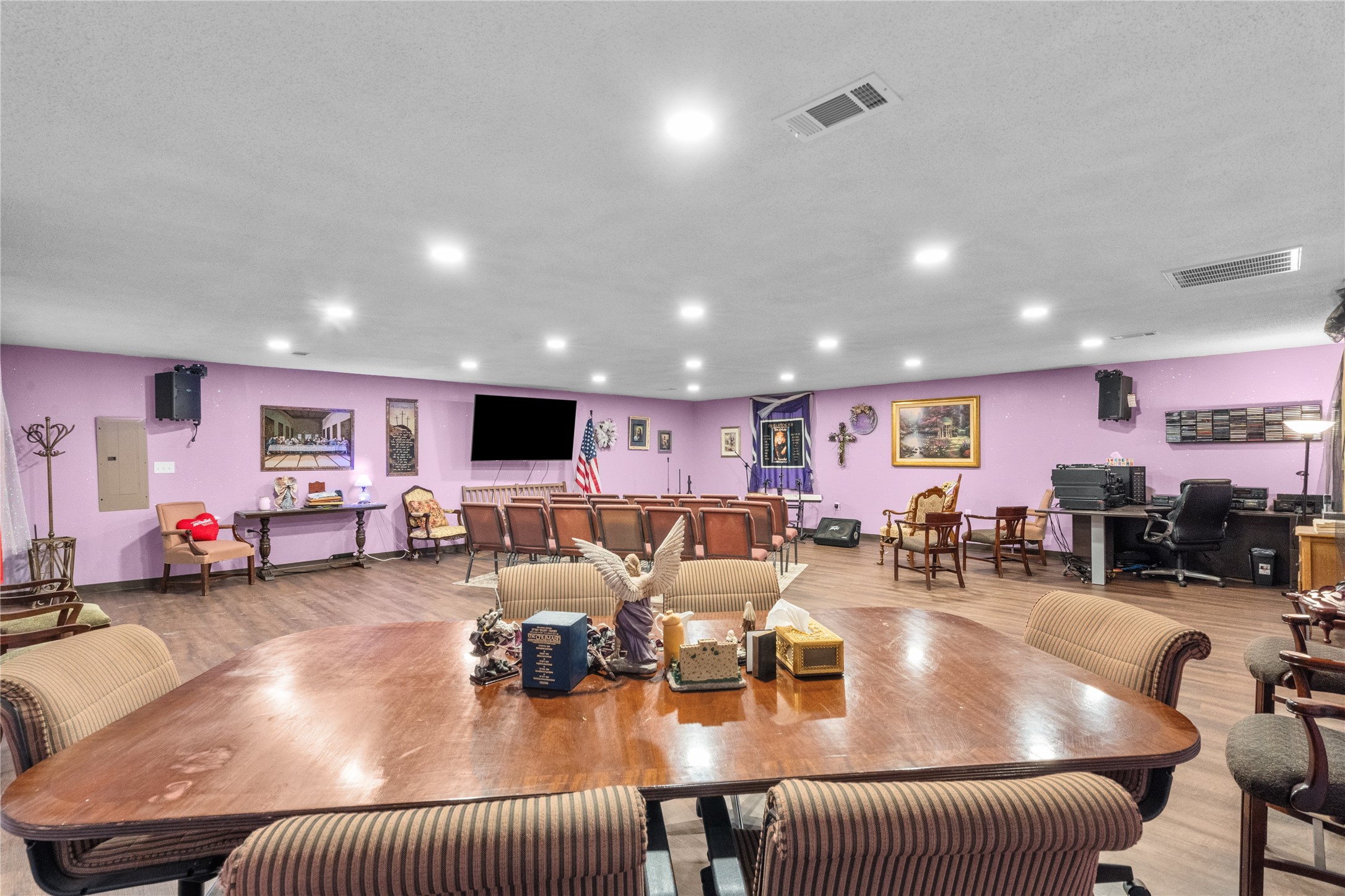 194 County Road 2775 Colmesneil, TX 75938 - Photo 4 of 22 a living room with furniture a flat screen tv and kitchen view