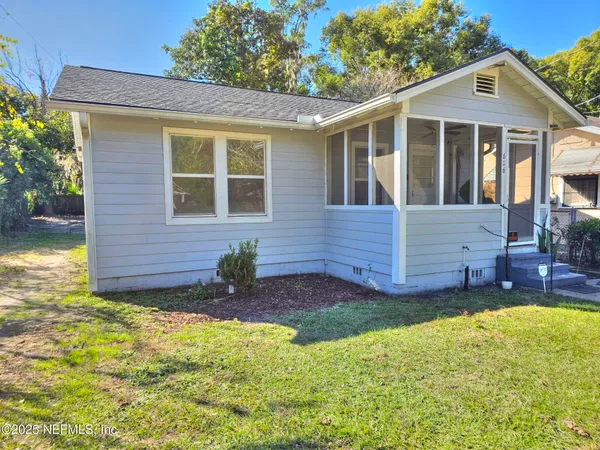 a view of a house with a yard