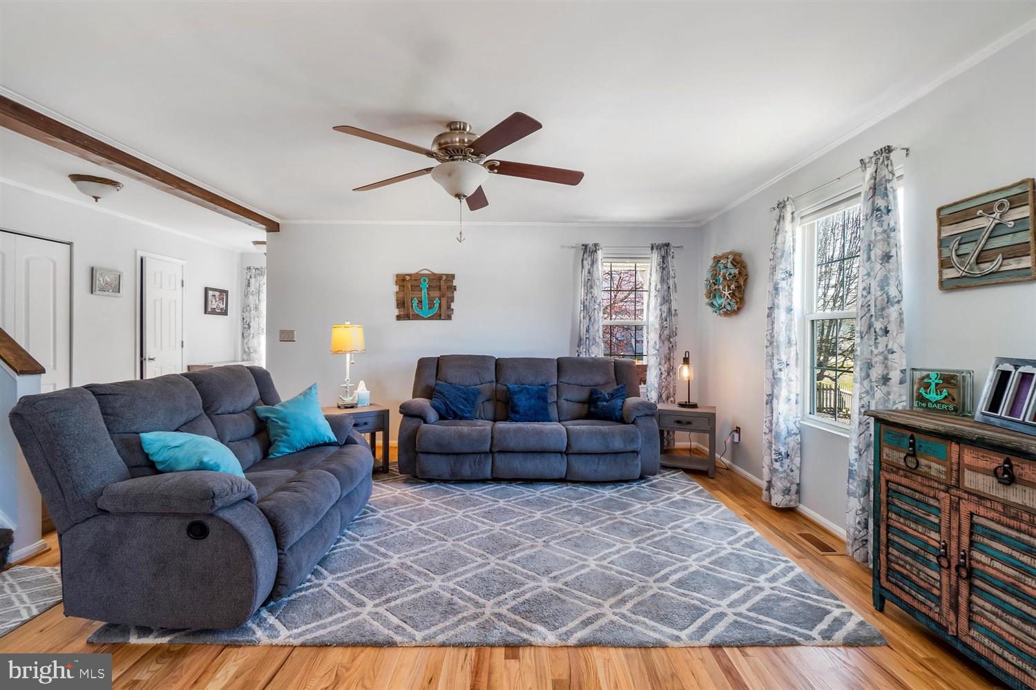922 Oakleigh Beach Road Baltimore, MD 21222 - Photo 7 of 44 Living Room
