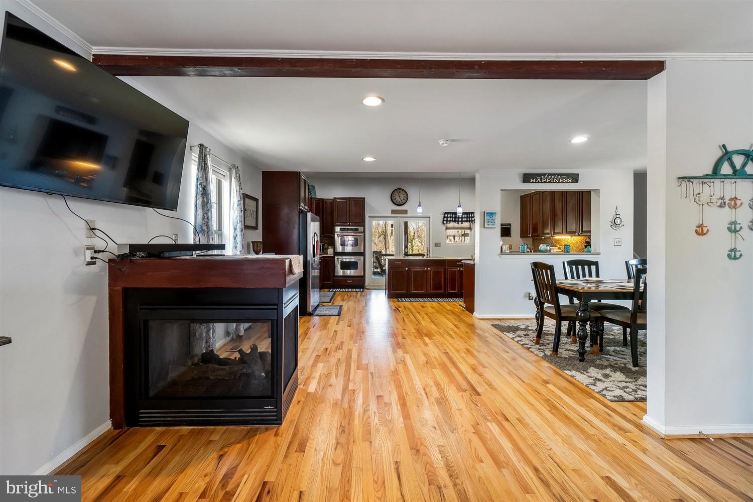 922 Oakleigh Beach Road Baltimore, MD 21222 - Photo 9 of 44 Living Room