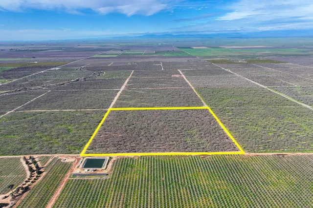 a view of a tennis court