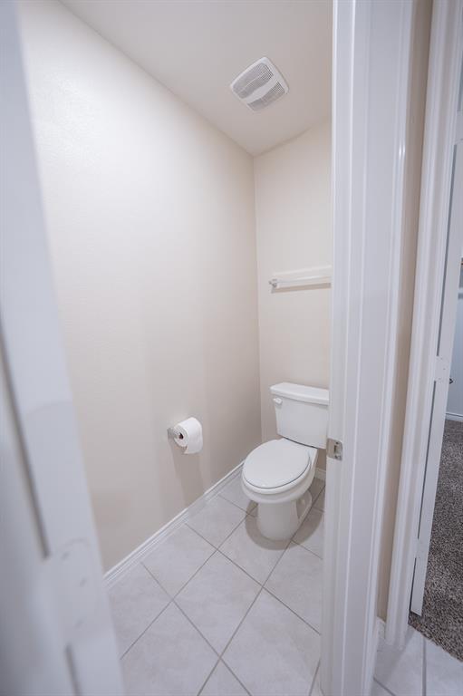 400 Willow View Way Princeton, TX 75407 - Photo 29 of 38 a bathroom with a toilet