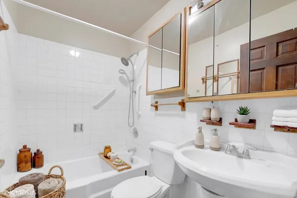 $179,000 | 5100 North Sheridan Road, Unit 502, Chicago, IL 60640