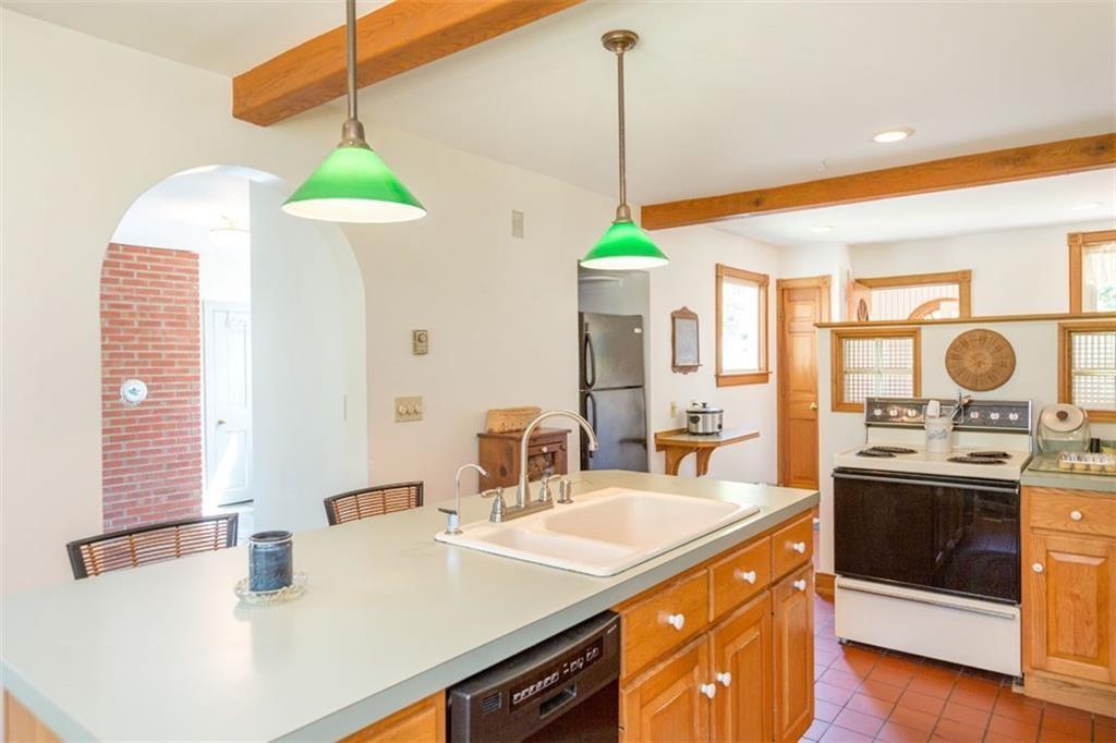 28 Lakeview Road West Boothbay Harbor, ME 04575 - Photo 11 of 34 Large kitchen!