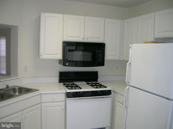 643 Howards Loop, Unit 80 Annapolis, MD 21401 - Photo 5 of 10 Kitchen