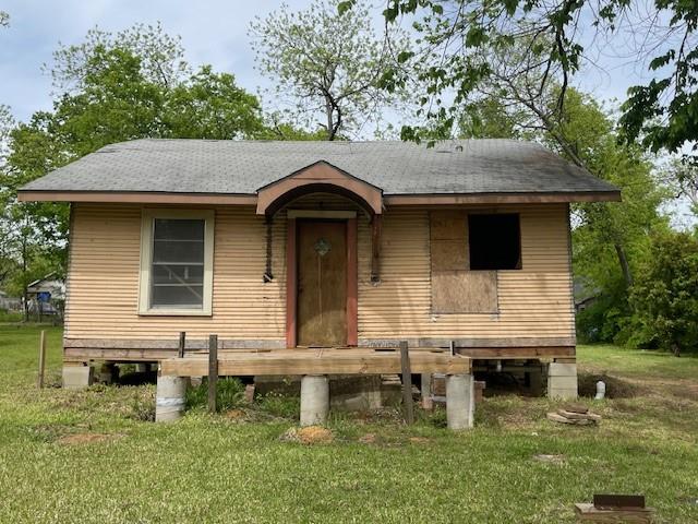 515 East Murray Street Denison, TX 75021 - Photo 1 of 22 Bungalow with a front yard and a shingled roof