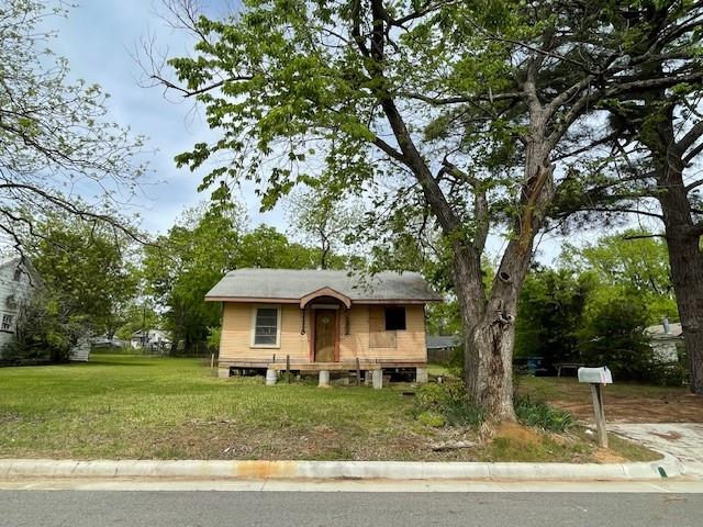 515 East Murray Street Denison, TX 75021 - Photo 2 of 22 Bungalow featuring a front yard