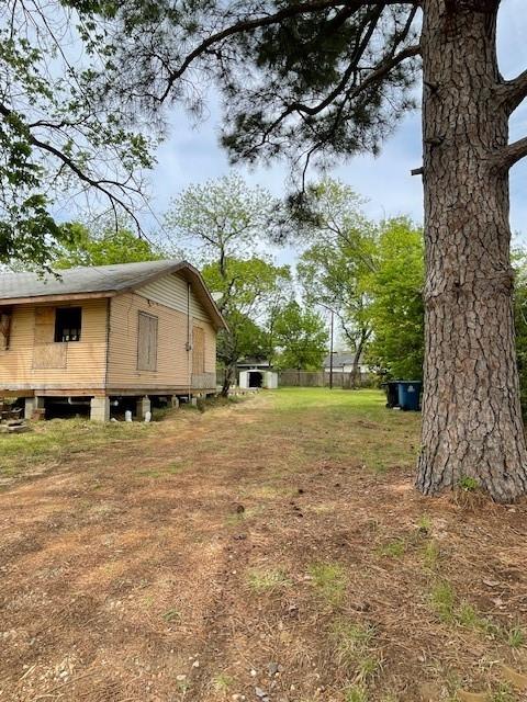 515 East Murray Street Denison, TX 75021 - Photo 3 of 22 View of yard