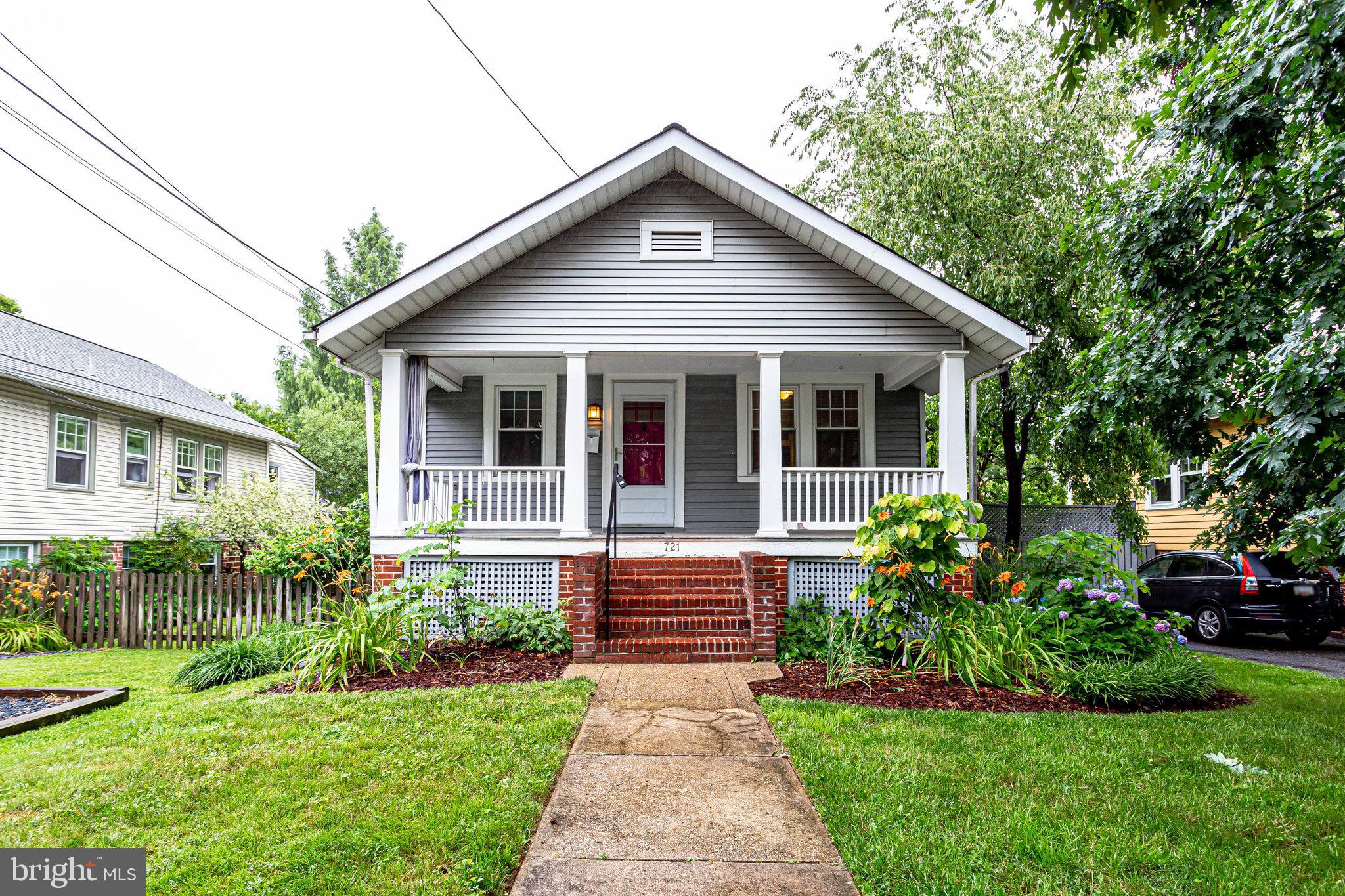 Quaint bungalow home in quiet street