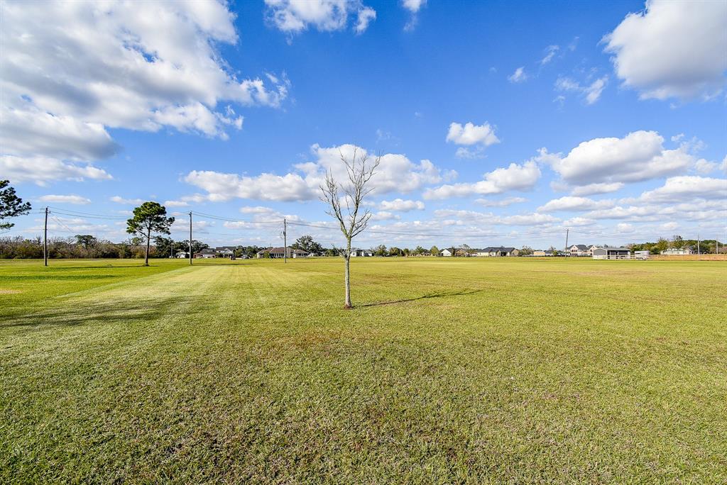 702 Comanche Trail Drive Rosharon, TX 77583 - Photo 8 of 24 a view of an ocean and a houses