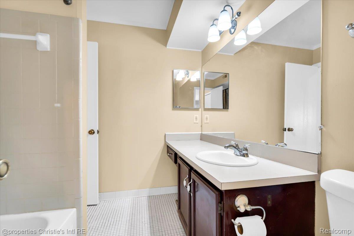 24177 Evergreen Road Southfield, MI 48075 - Photo 18 of 24 19-24177 Evergreen Rd-19.jpg