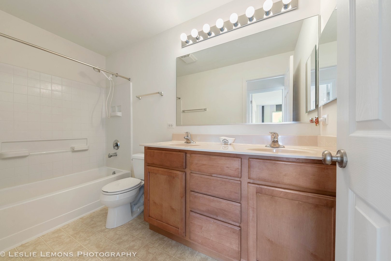 3027 Patterson Road Montgomery, IL 60538 - Photo 25 of 32 a bathroom with a toilet a sink a mirror a bathtub and vanity