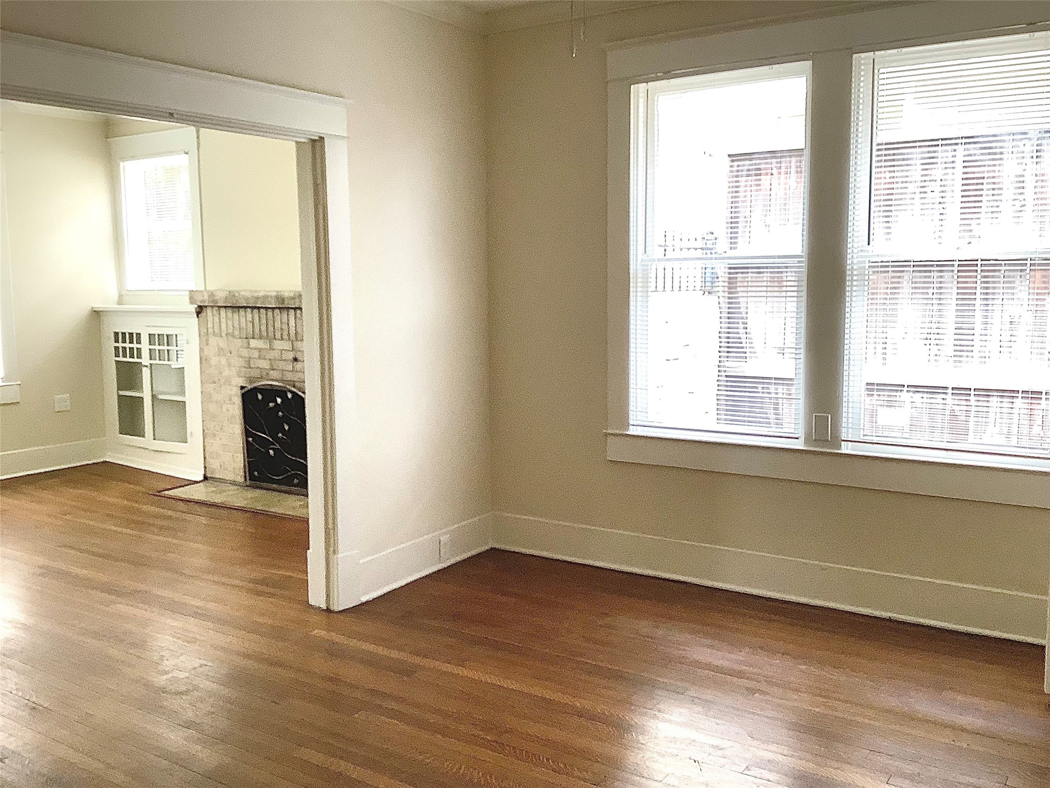 1322 Harvard Street Houston, TX 77008 - Photo 6 of 19 Dining room is centered between the living and kitchen.