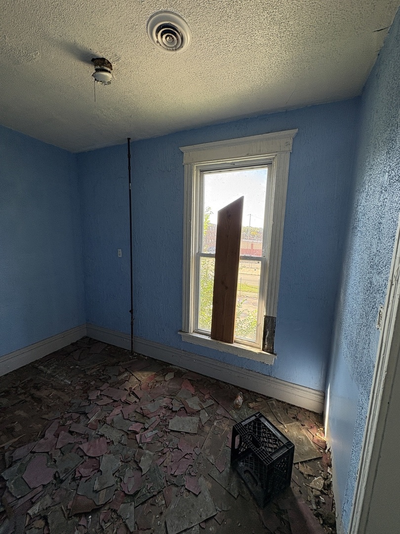 318 West 75th Street Chicago, IL 60621 - Photo 20 of 20 a room that has a window in it