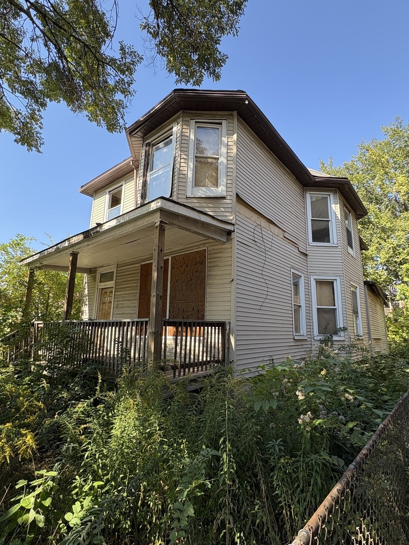 318 West 75th Street Chicago, IL 60621 - Photo 2 of 20 a front view of a house with a garden
