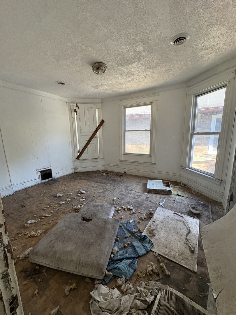 318 West 75th Street Chicago, IL 60621 - Photo 7 of 20 a living room with furniture and a window
