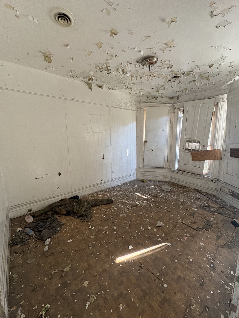 318 West 75th Street Chicago, IL 60621 - Photo 8 of 20 a view of a livingroom with a stove