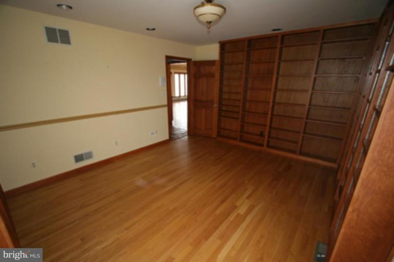 3172 Deths Ford Road Darlington, MD 21034 - Photo 7 of 30 Library