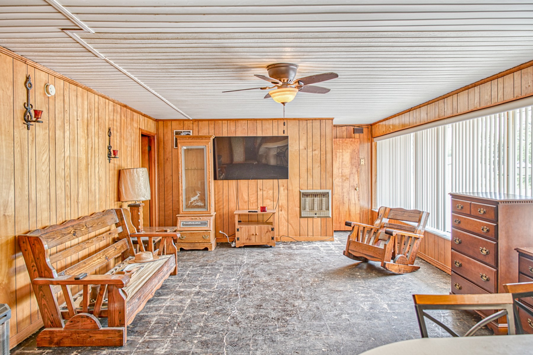 9349 Old Baxter Road Baxter, TN 38544 - Photo 15 of 25 a bedroom with furniture and large windows
