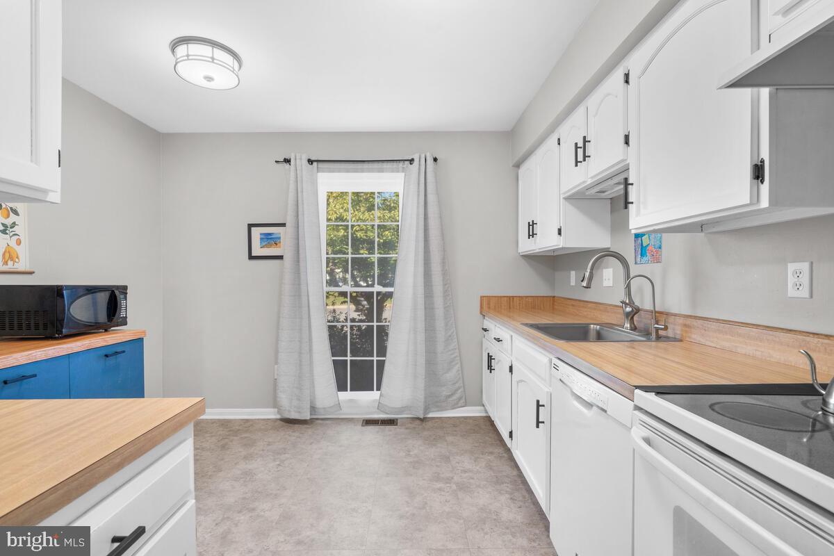 609 Sonata Way Silver Spring, MD 20901 - Photo 18 of 47 Big window for natural light in Kitchen
