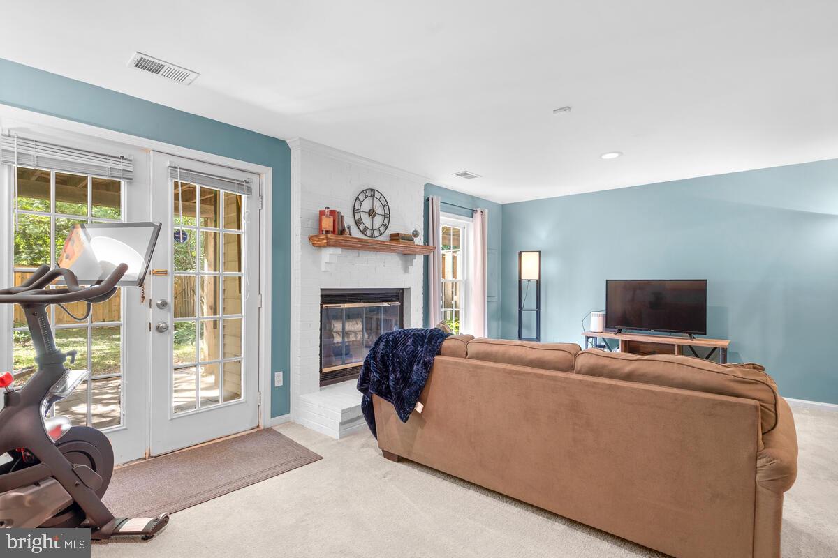 609 Sonata Way Silver Spring, MD 20901 - Photo 34 of 47 Bright family room