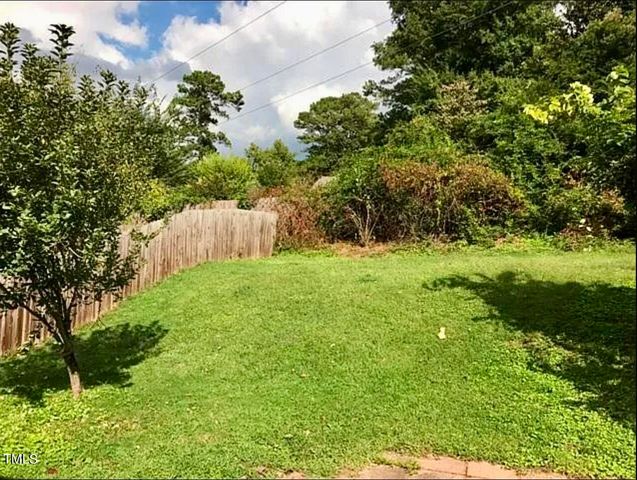 a view of yard with green space