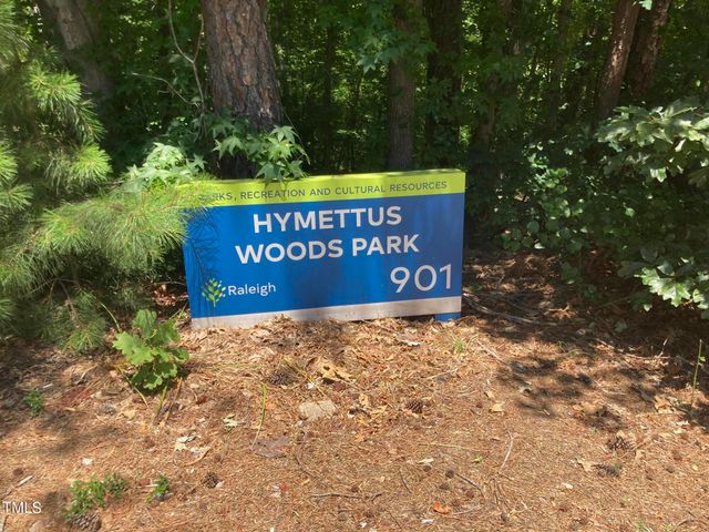 a sign that is sitting on a brick wall