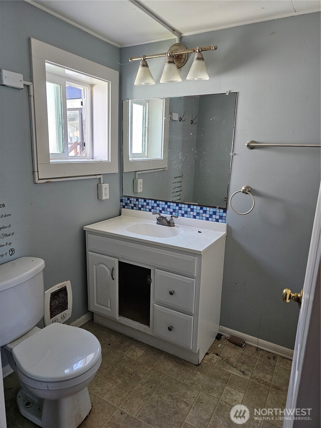 709 Monroe Street Hoquiam, WA 98550 - Photo 11 of 22 a bathroom with a sink toilet and mirror