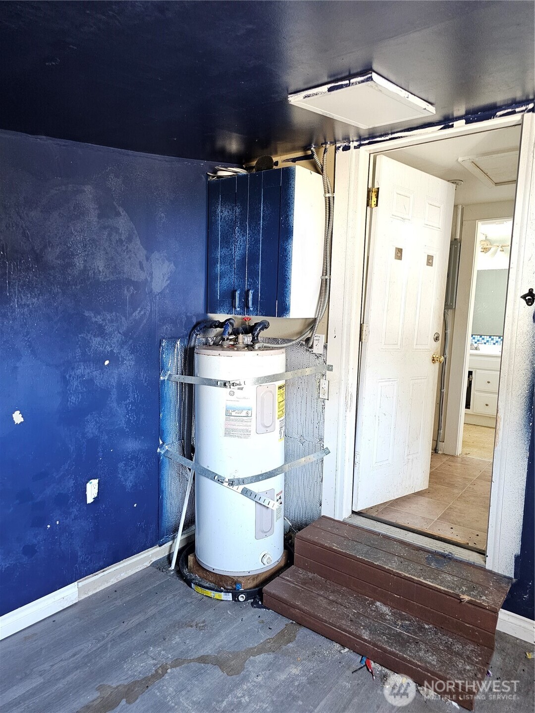 709 Monroe Street Hoquiam, WA 98550 - Photo 13 of 22 a room with a chair and white walls