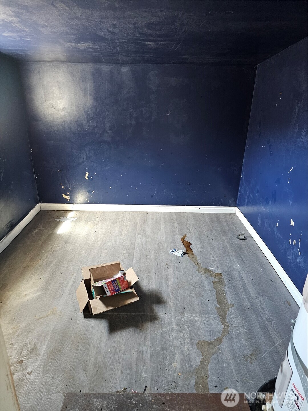 709 Monroe Street Hoquiam, WA 98550 - Photo 14 of 22 a bathroom with a sink