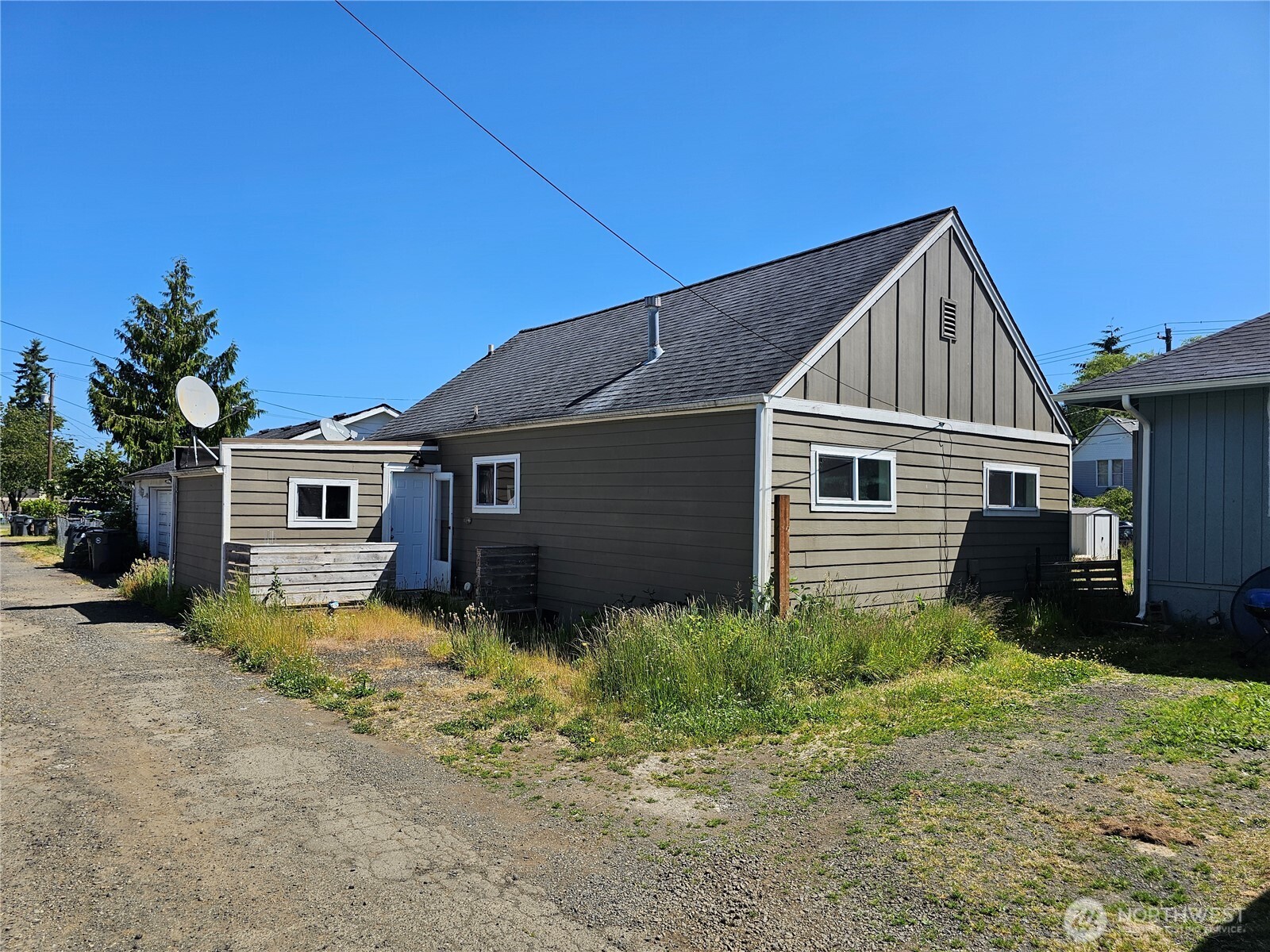 709 Monroe Street Hoquiam, WA 98550 - Photo 2 of 22 a view of a house with a yard