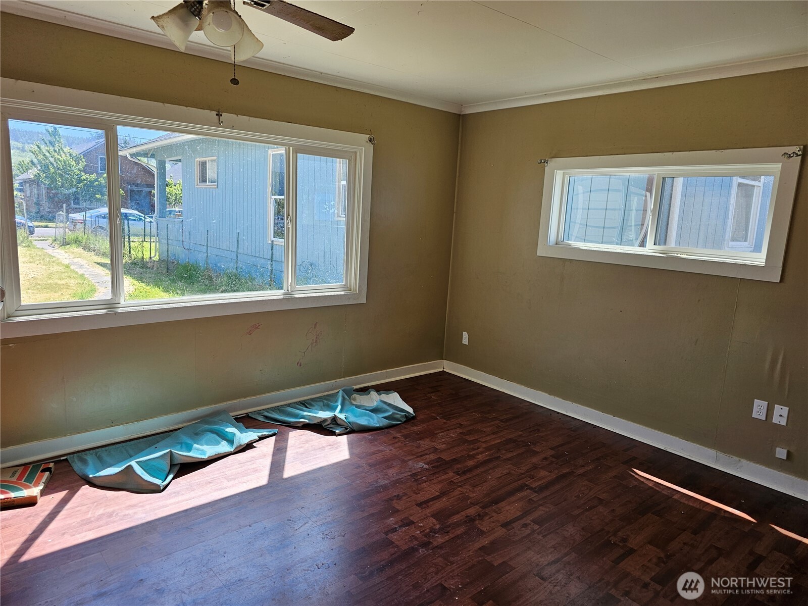 709 Monroe Street Hoquiam, WA 98550 - Photo 4 of 22 an empty room with wooden floor and windows