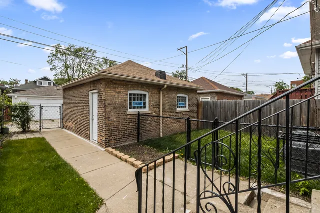 a picture of a wall with a white wall and a white wall