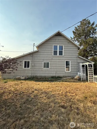 a front view of house with yard