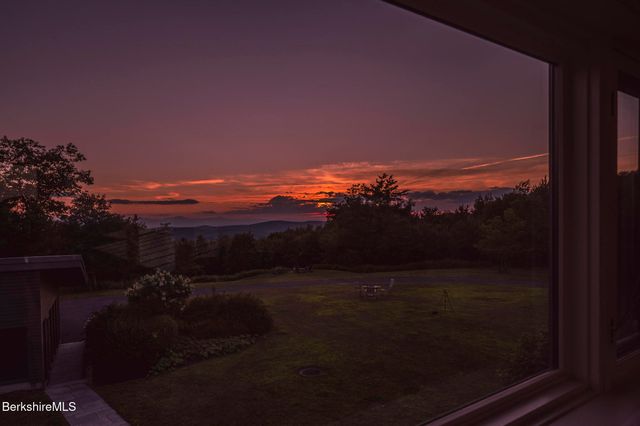 a view of an outdoor space