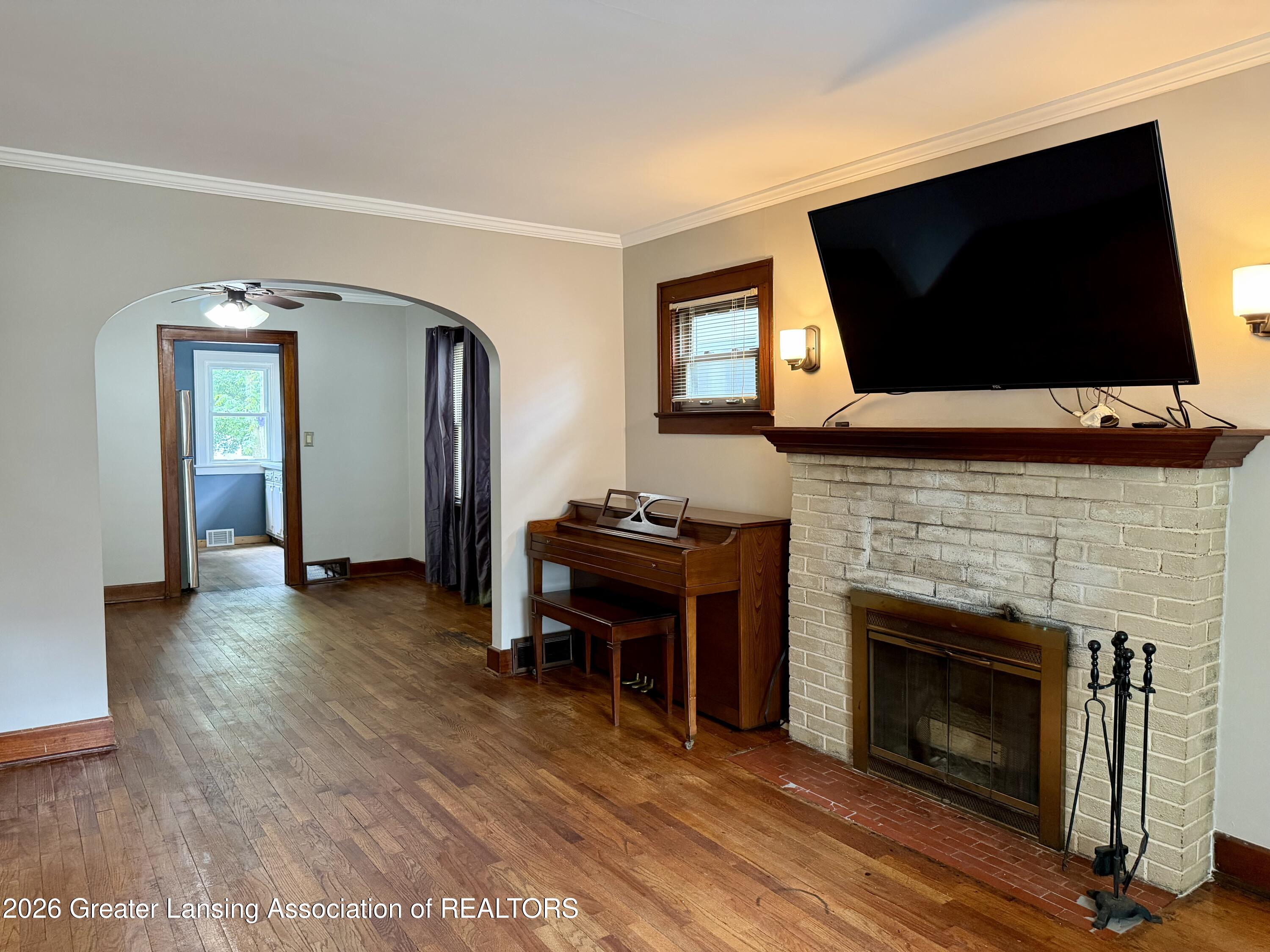 529 Shepard Street Lansing, MI 48912 - Photo 2 of 31 Living Room